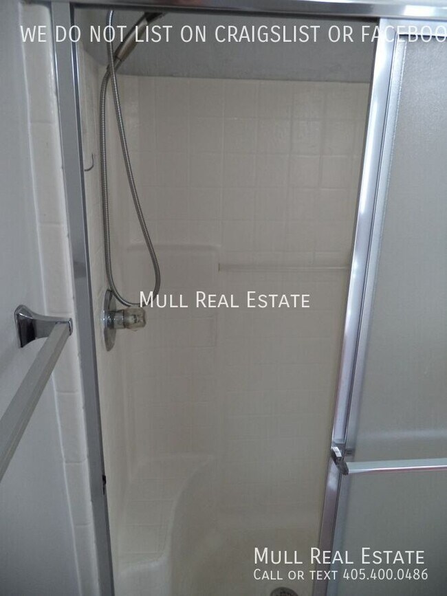 Building Photo - 5404 SE 80th-