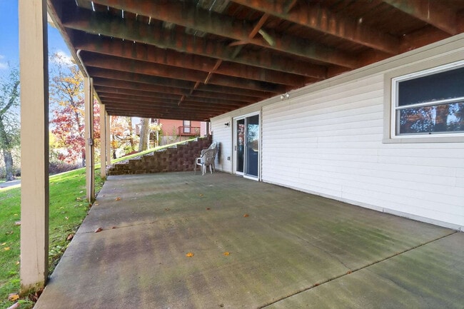 Building Photo - 596 Island Rd
