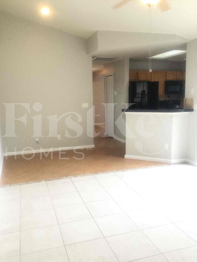 Building Photo - 662 SW Sandbar Terrace