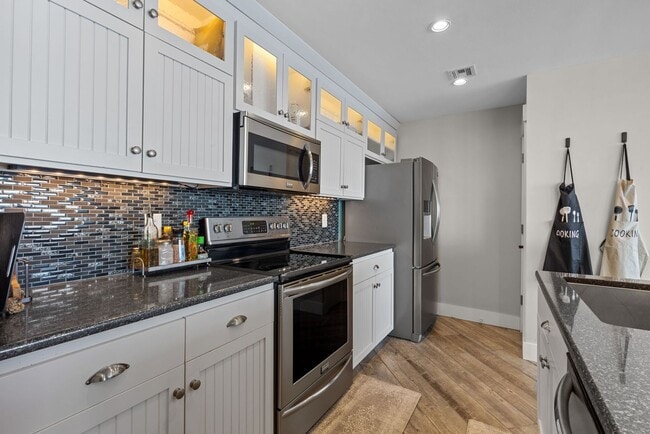 Building Photo - DOWNTOWN AREA