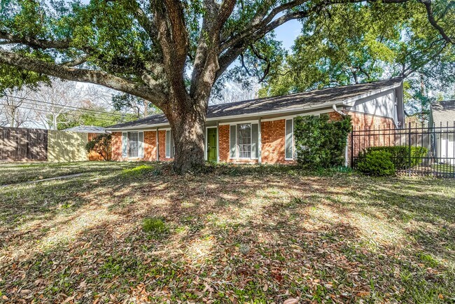 Building Photo - 7810 Locke Ln
