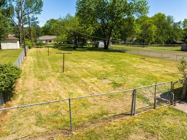 Building Photo - Freshly Updated 3 Bedroom House