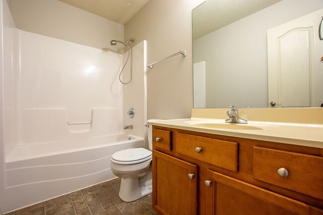 Building Photo - Extremely Spacious 3 Bedroom / 2.5 Bath Home in Bellevue!