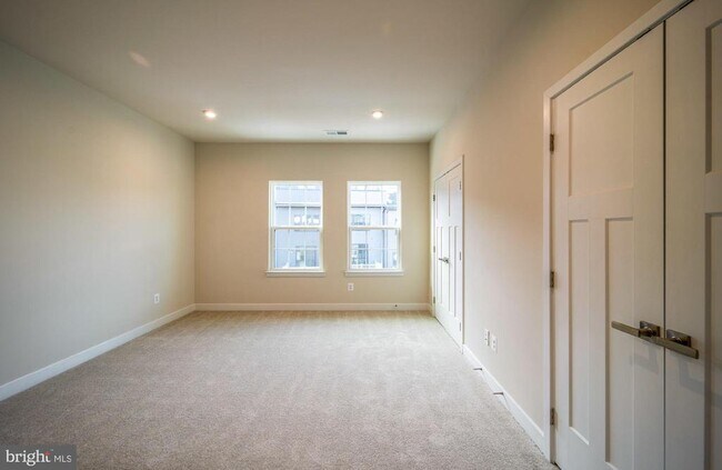 Building Photo - 14064 Sunrise Valley Dr