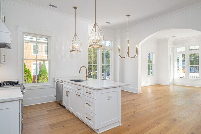 Building Photo - 302 W 38th St