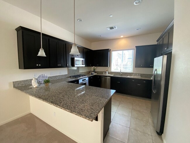 Building Photo - 3 Bedroom 3 Bathroom Home with Open Floor ...