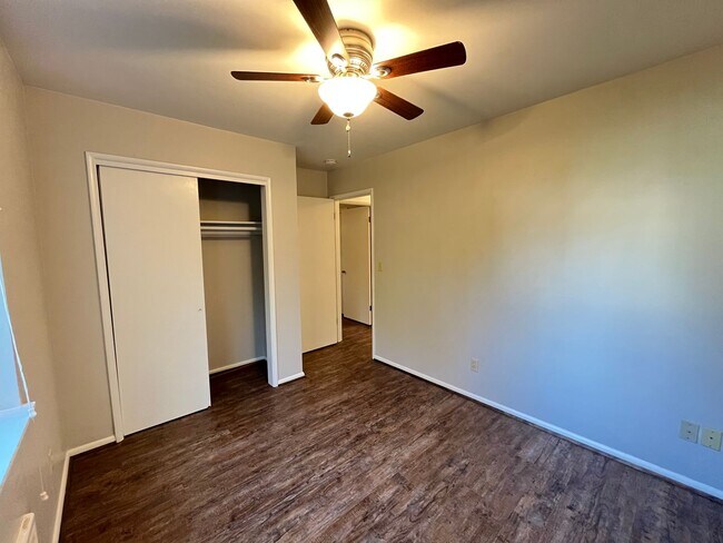 Building Photo - Lovely 2 Bed + 1 Bath Unit in Forest Grove...