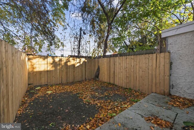 Building Photo - 2239 W Oxford St