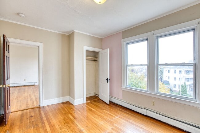 Building Photo - Spacious 3 Bedroom on top floor of 3 family home