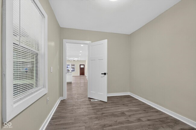 Building Photo - 320 W 39th St
