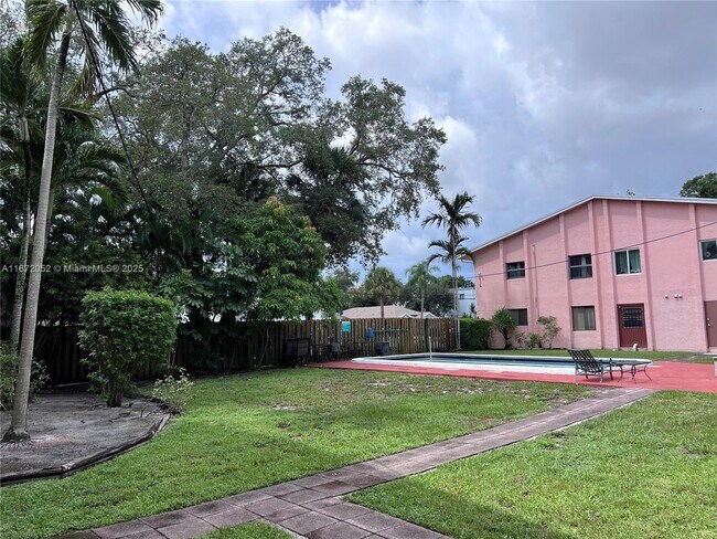 Building Photo - 805 SW 30th St