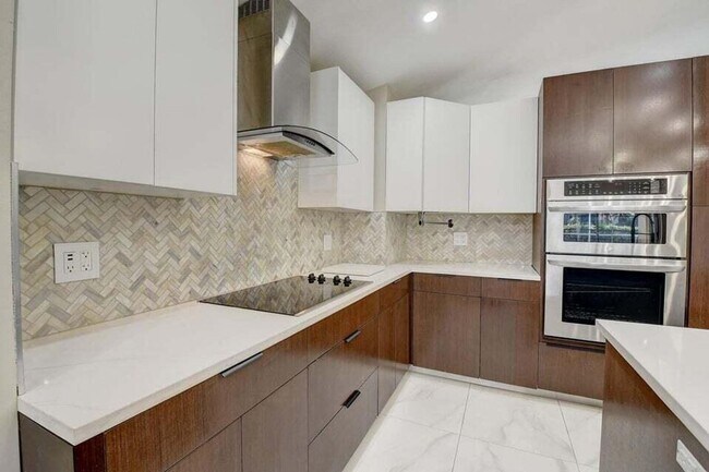 Building Photo - 8561 Tourmaline Blvd