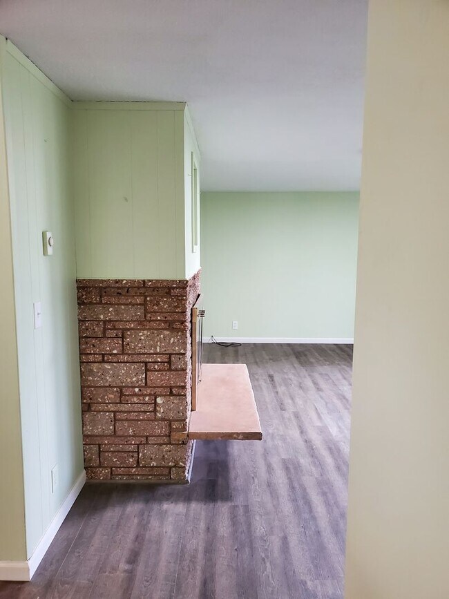 Building Photo - 3bd/1.5ba Completely Remodeled House with ...