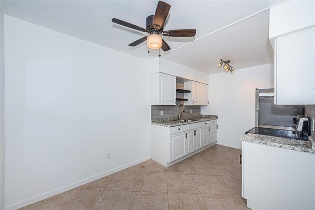 Building Photo - 2308 1st St