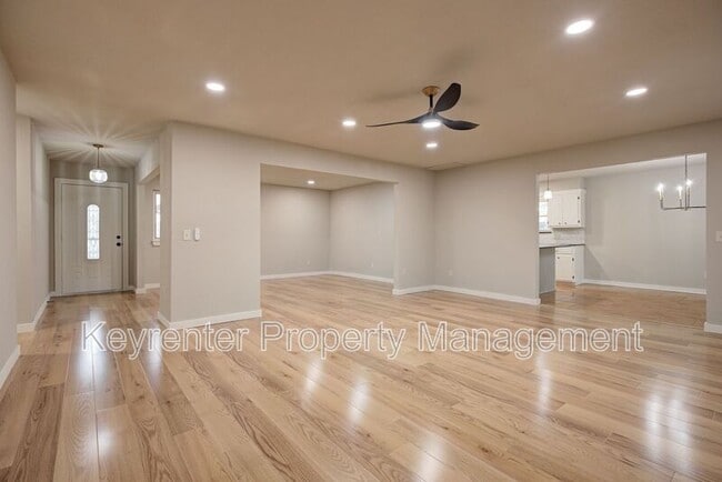 Building Photo - 314 N Lakeside Terrace