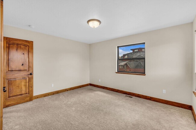 Building Photo - Stunning Mountain Retreat