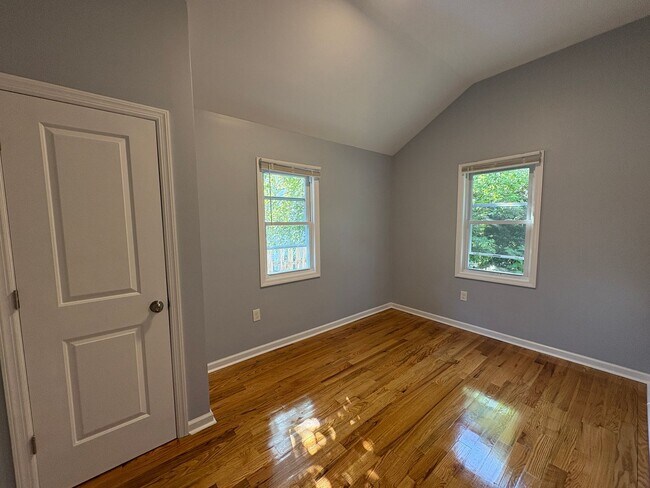 Building Photo - Charming 4-Bedroom 2-Bathroom Home in Nept...