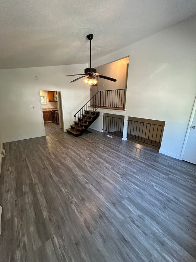 Building Photo - 3 Bed 1.5 Bath 1 Car Garage $1395.00