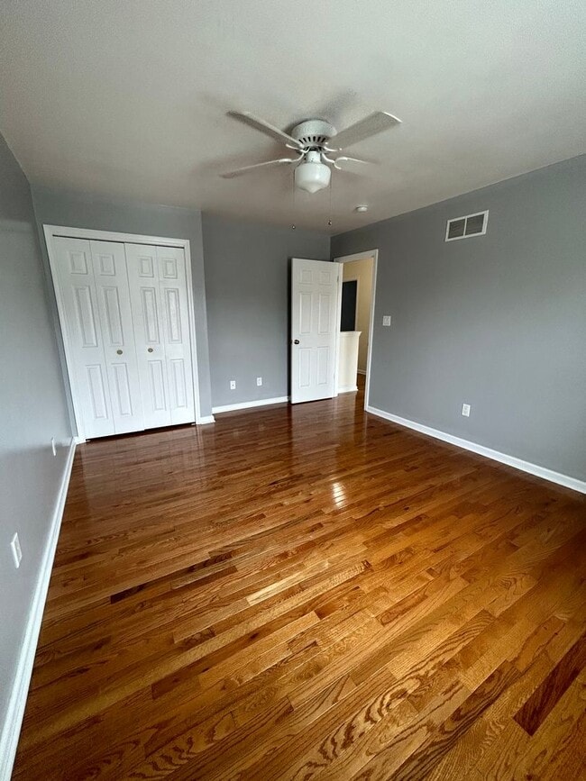 Building Photo - New Listing Alert! End unit Townhome in Pe...