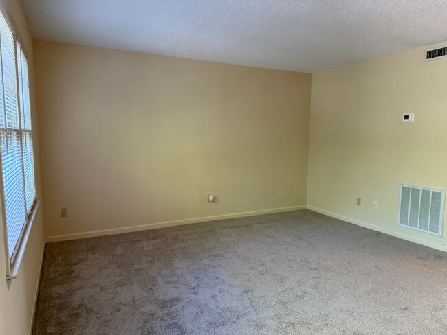 Building Photo - Charming & Private Townhouse in NW Hickory...
