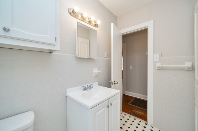 Building Photo - Beautifully Maintained 3/3 Home with Over ...