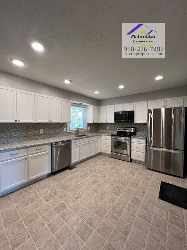 Building Photo - 3662 Golfview Rd