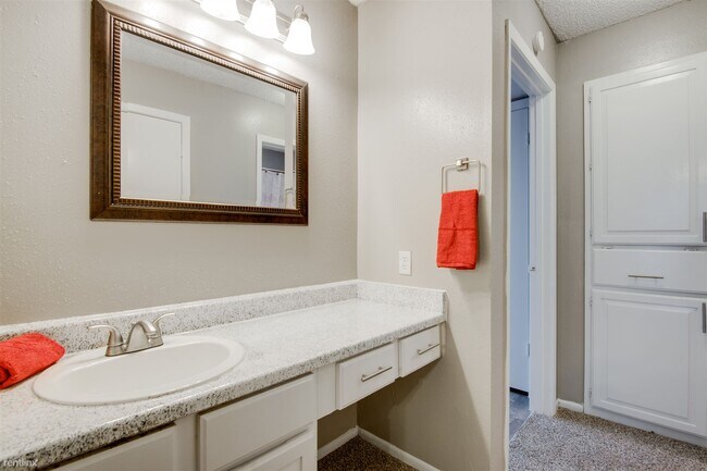 Building Photo - 2 br, 1 bath  - Valencia at Medical