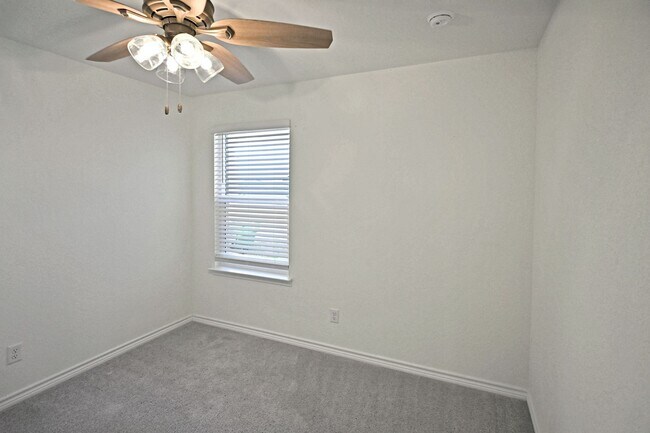 Building Photo - 512 Dakota Crk