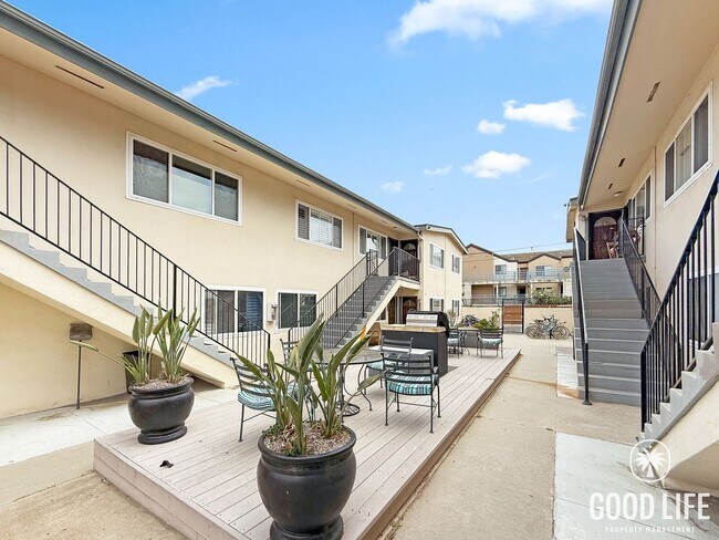 Building Photo - Coastal 2BR Unit in Pacific Beach with Parking & On-Site Amenities
