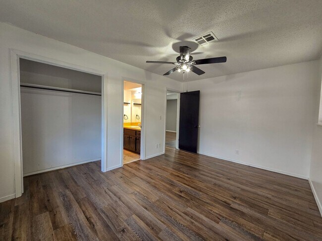 Building Photo - 3 Bedroom 2 Bath home in Shawnee!