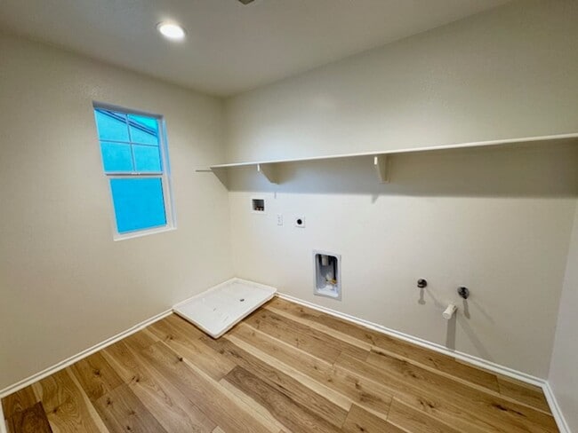 Building Photo - Newly built 5 + 3 With Solar! $4000/Month