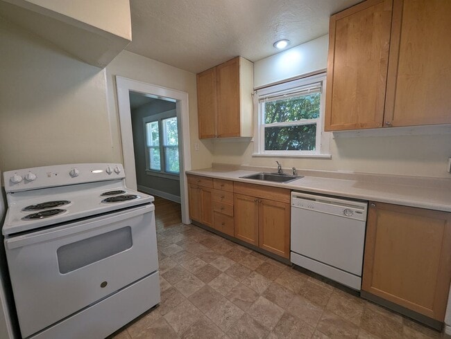 Building Photo - Nice 2 Bedroom, 1-Bath Bungalow Style Home!