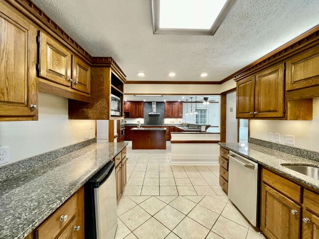 Building Photo - Spacious 6-Bedroom Gem In Fayetteville!
