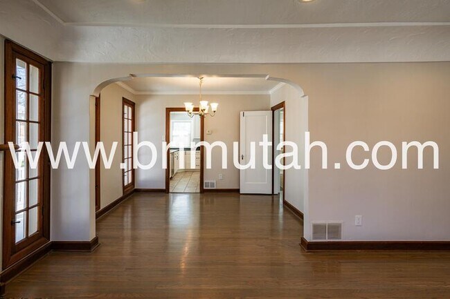 Building Photo - 1572 E Kensington Ave