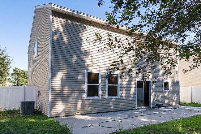 Building Photo - Four Bedroom in Shadow Moss