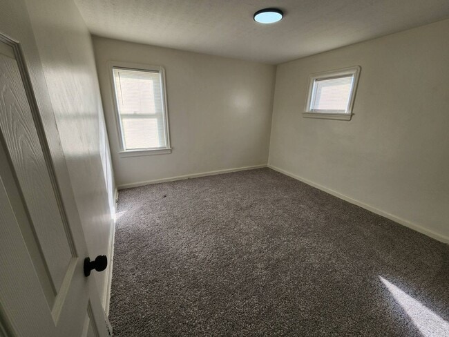 Building Photo - Charming 3-Bedroom Property in Prime Location