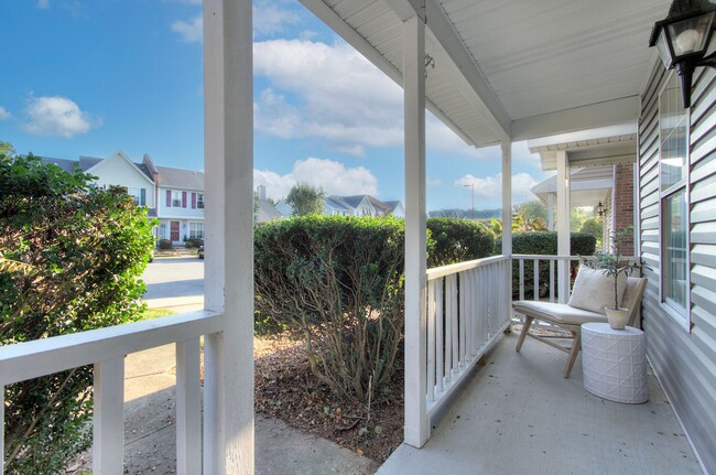Building Photo - Discover this beautifully updated Raintree townhome featuring an open floor plan and a range of c...