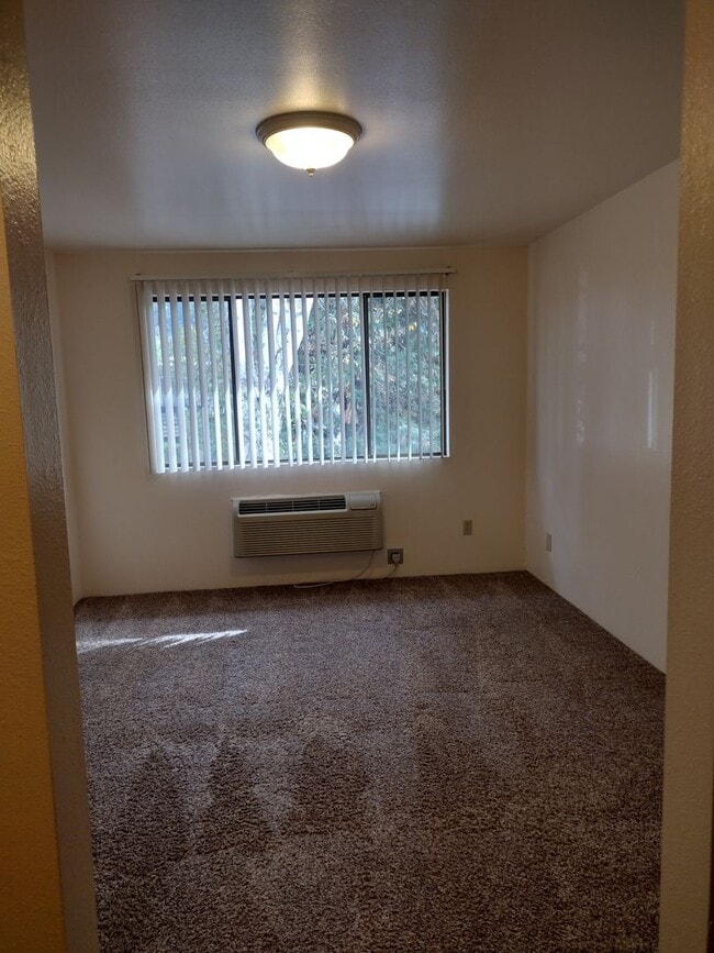 Building Photo - 1 bed room 1 bath in Beautiful South Eugene