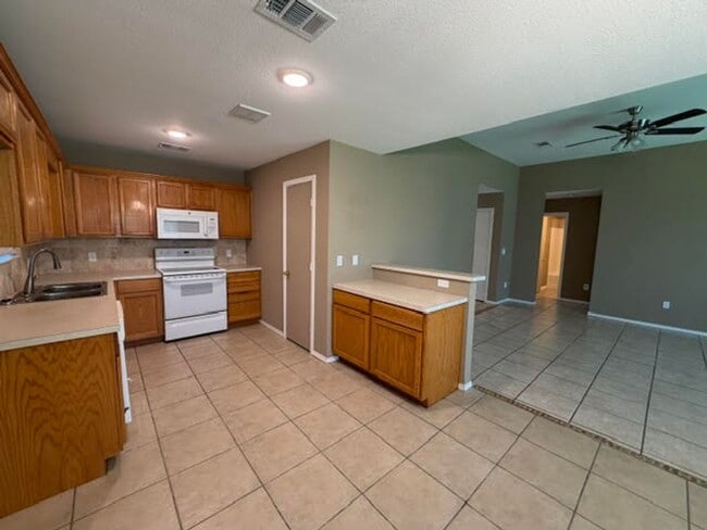 Building Photo - 10209 Lilac Ln
