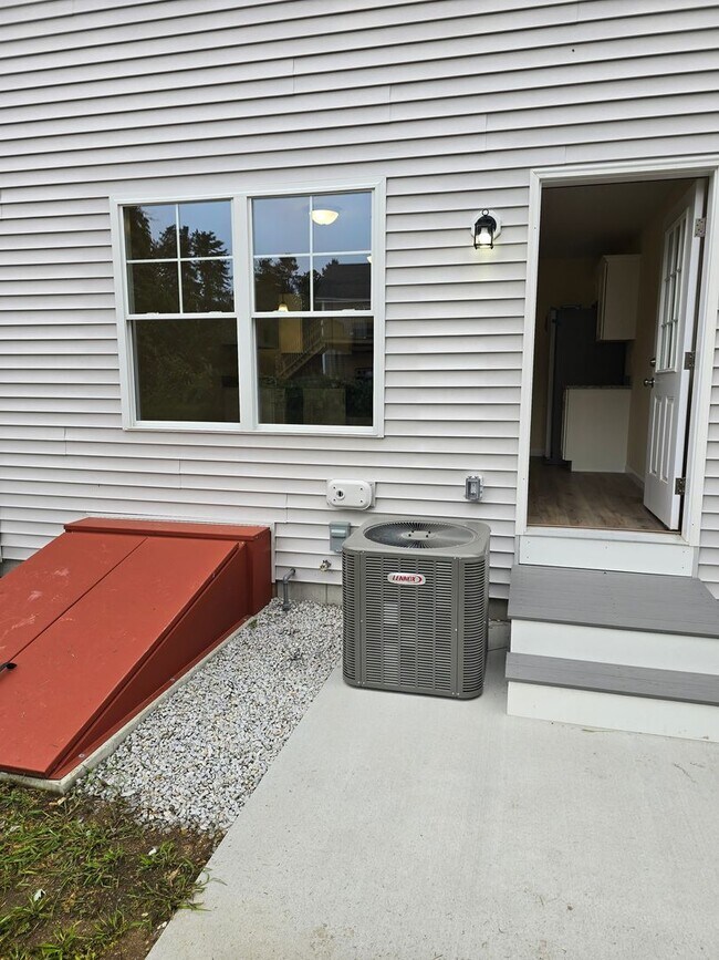 Building Photo - Megway Ct. (2-5)