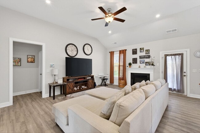 Building Photo - Like New 4BR Ranch with Modern Finishes & Prime Location in Elgin