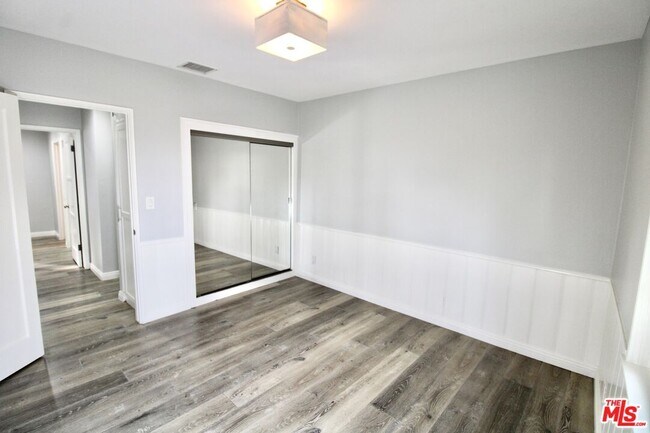 Building Photo - 8421 Darby Ave