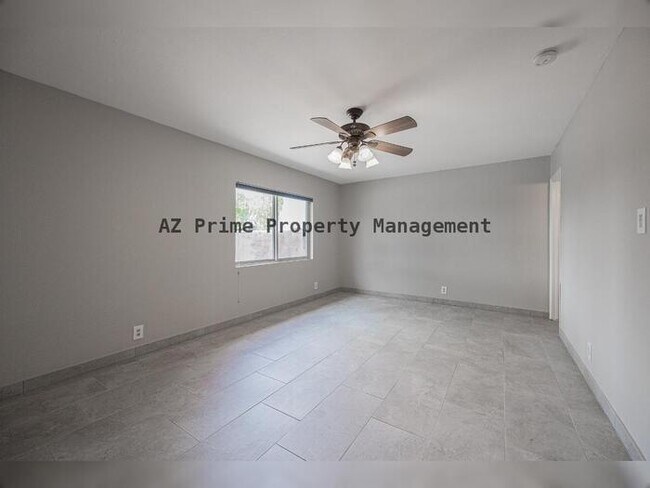 Building Photo - 542 W Pampa Ave