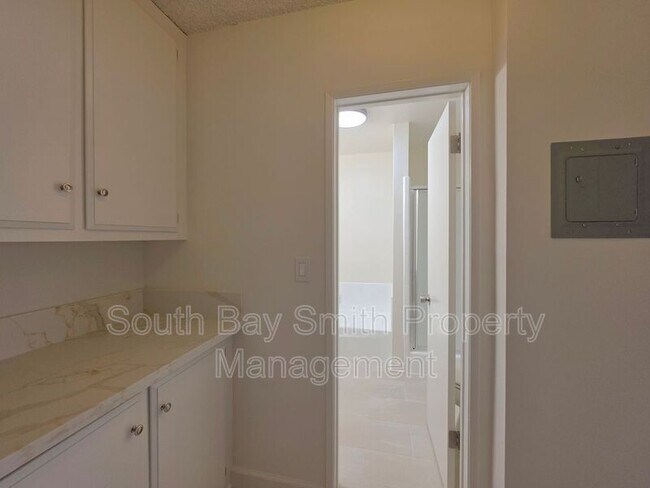 Building Photo - 8710 Delgany Ave