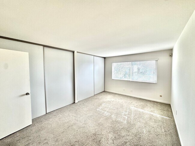 Building Photo - Mid-Century Townhome in Fashion/Mission Valley WEST! 3bd/2ba, garage, laundry, VIEW!