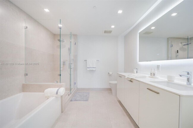 Building Photo - 1300 Brickell Bay Dr