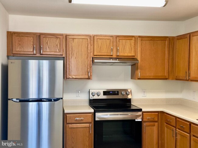 Building Photo - 10 Sequoia Dr