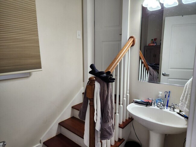 Building Photo - Downtown Rental