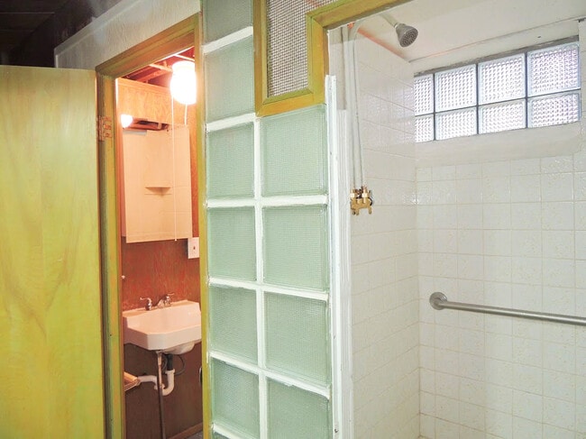 Building Photo - 4 Bedroom - 2 Full Bath Bungalow for Rent!