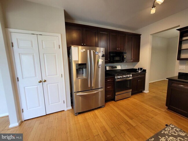 Building Photo - 10 Bridle Ct